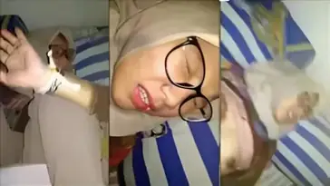 Bokep Jilbab SMA Berkacamata Memek Tembem, Kombinasi Langka yang Susah Dicari Lagi poster